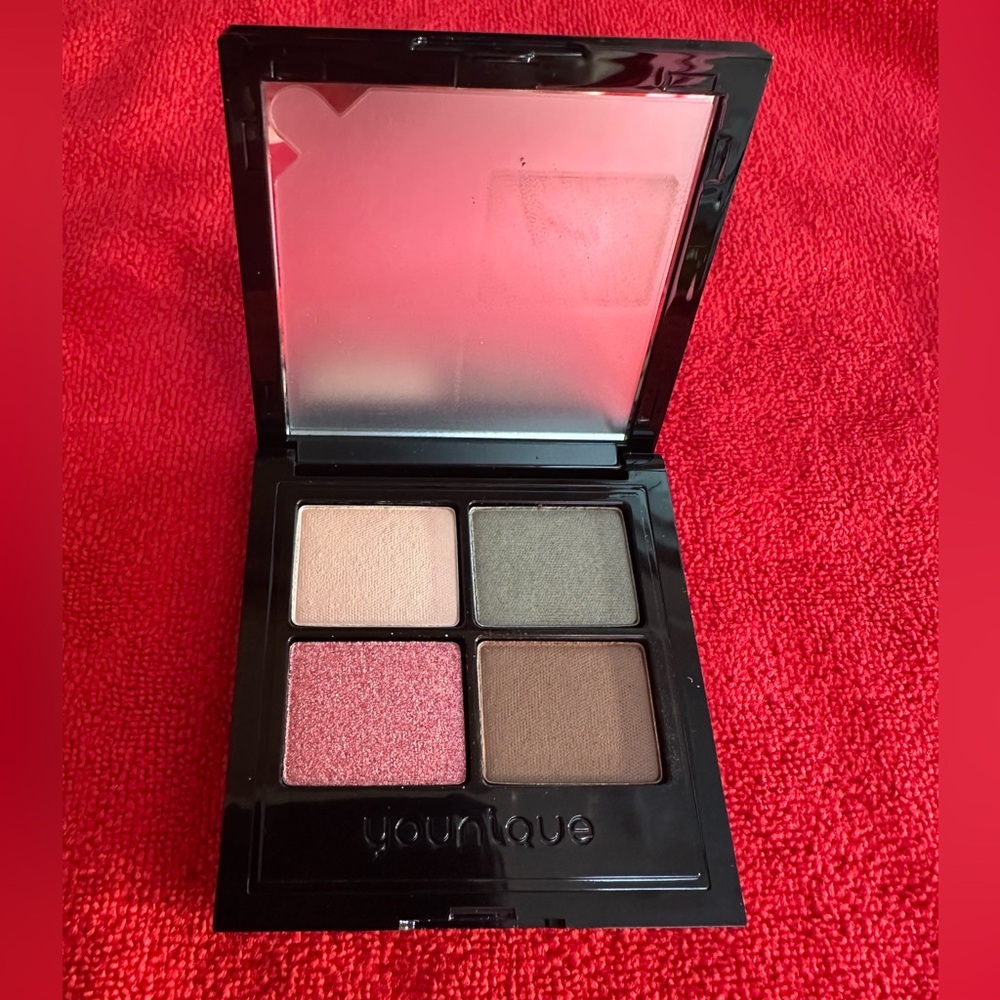 Younique Moodstruck Essential Eyeshadow Palette
